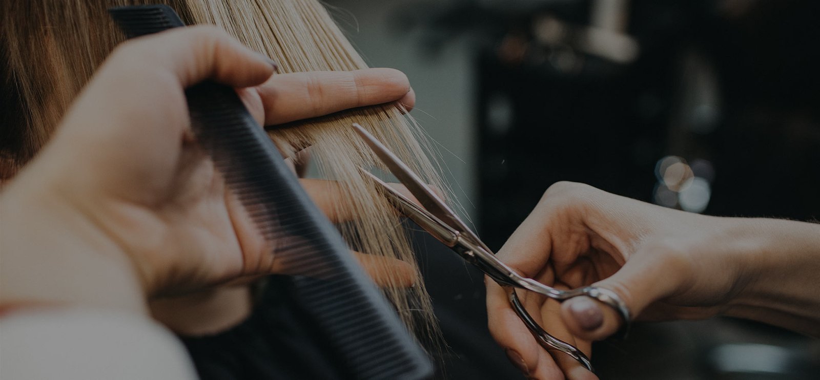 Cuidado premium: mujer arreglando su pelo tras un tratamiento profesional.
