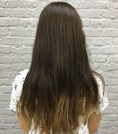 Peinado que enamora: mujer destacando su look profesional.