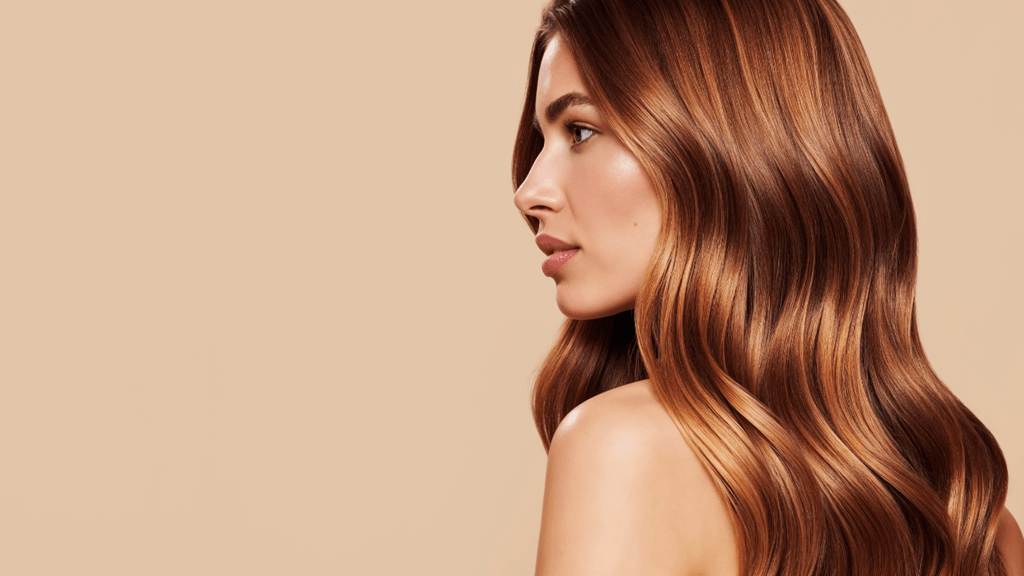 Mujer radiante mostrando un peinado impecable mientras acomoda su cabello.