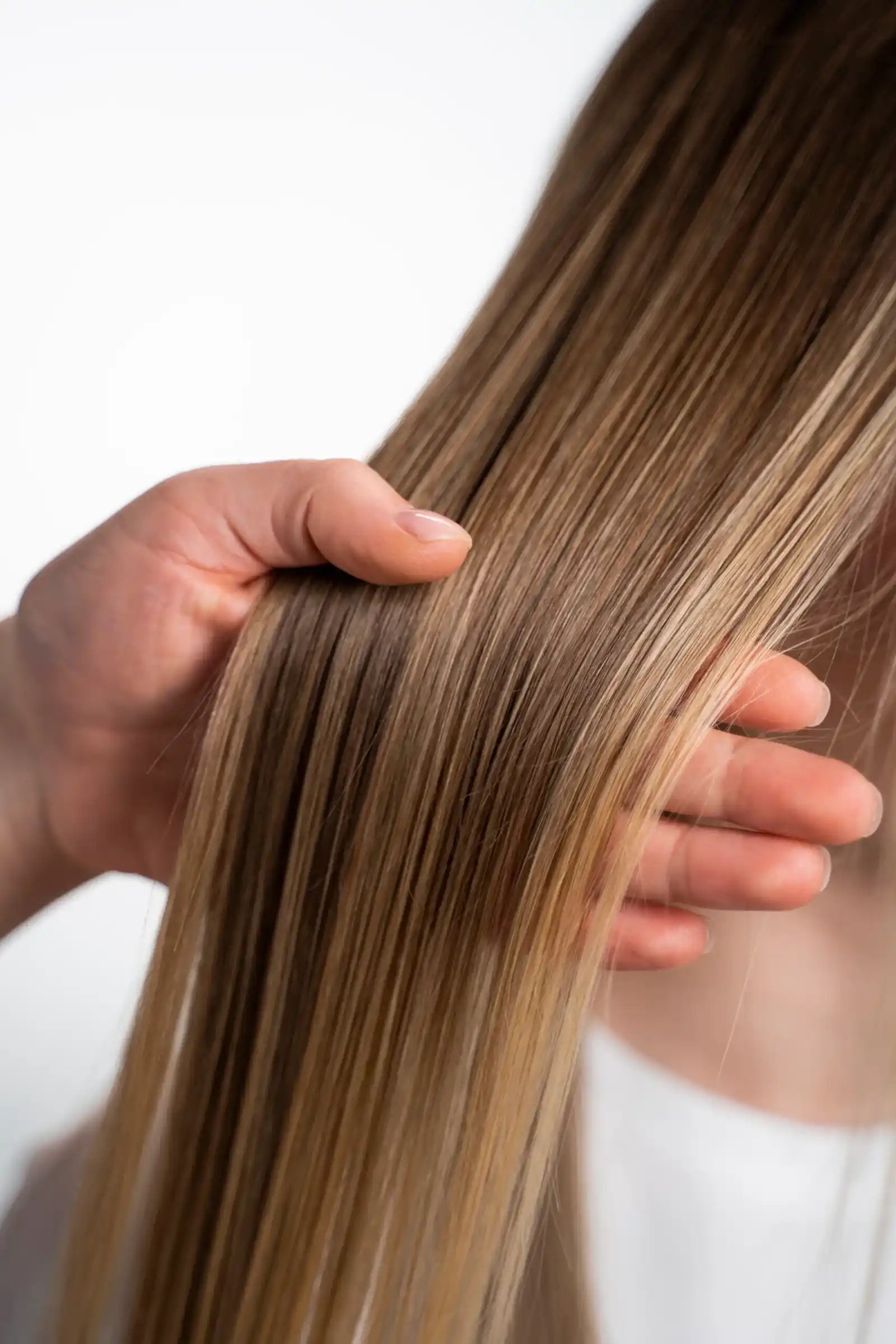 Cabello sano y radiante: mujer posando con confianza en un salón moderno.